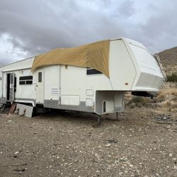 Weekend Warrior Fifth-Wheel 