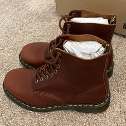 NEW Dr. Martens SIZE 8 Ambassador Pascal — Cashew color
