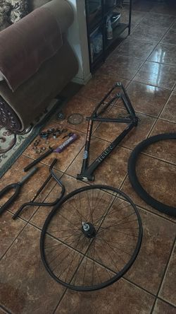 Throne bike parts look at description 160 for the whole thing don’t got the frame!!!!