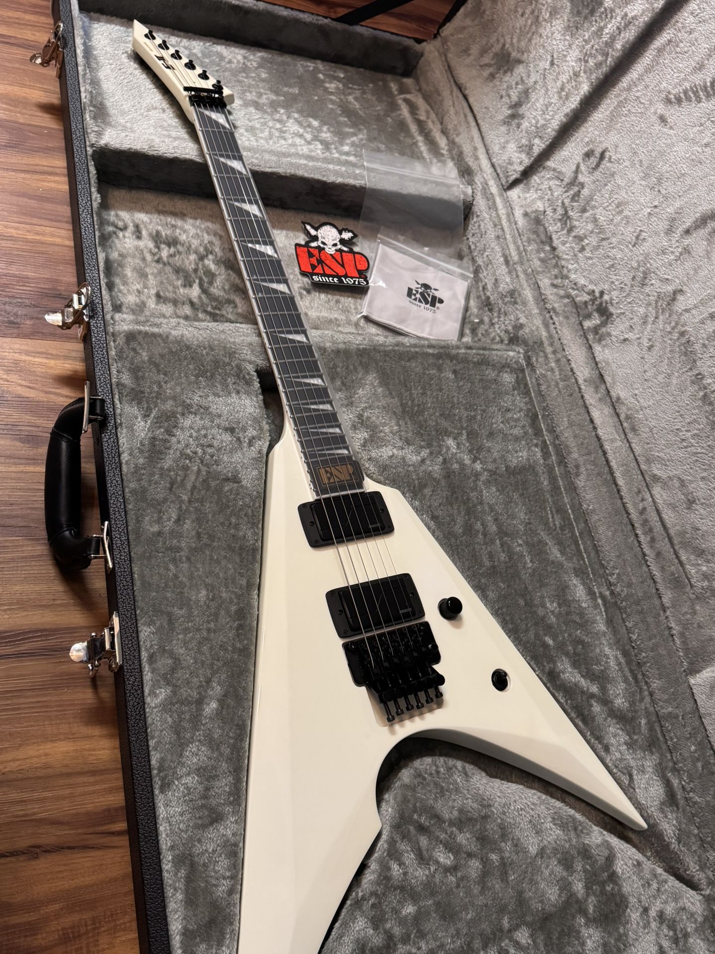 ESP E-II Arrow NT Guitar (snow white)