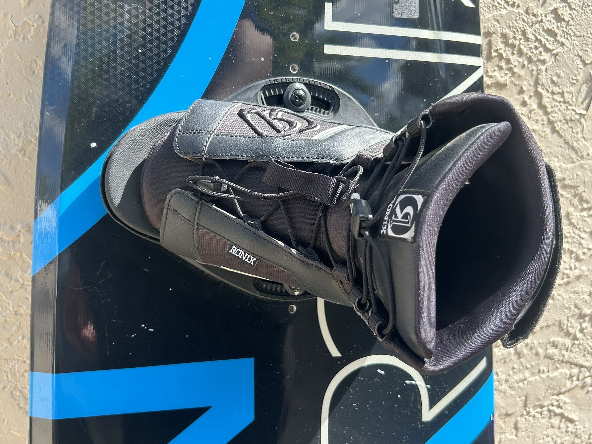 Ronix Vault wakeboard with bindings Water sports