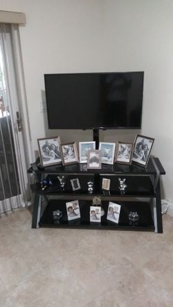 T.V 40 ins con DVD y mesa con adornos