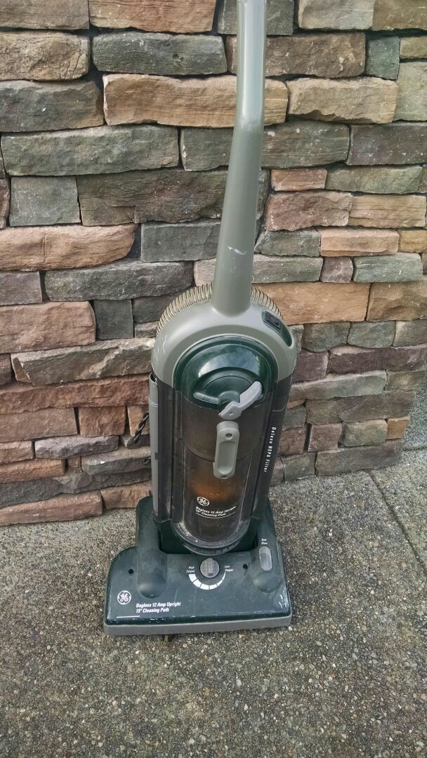 GE Bagless 12 AMP Upright Vacuum
