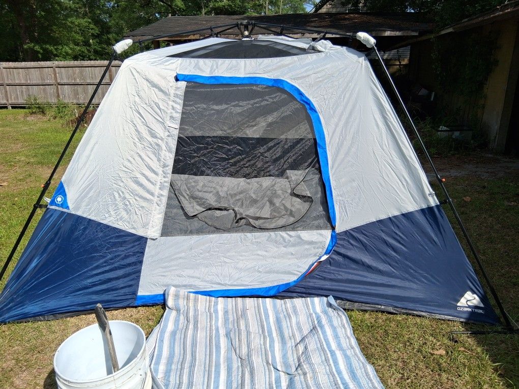 6 Man Instand Pop Up Cabin With A Light Fixture At The Top