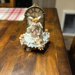 AVON LIGHTED MUSIC CAROUSEL OF CHERUBS ROTATE AROUND ANGEL HARK THE HERALD
