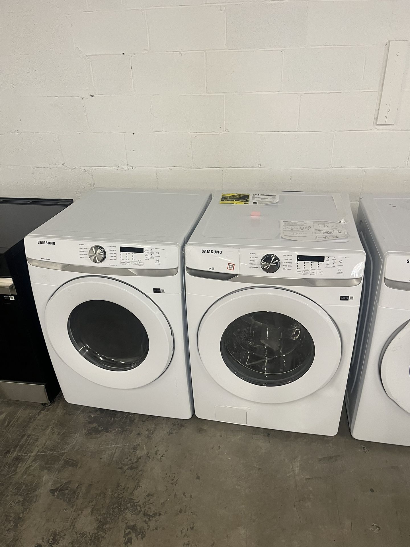 White Samsung Washing Machine & Dryer Laundry Set 🧺