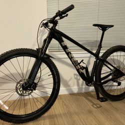 TREK Roscoe 7 Mountain Bike + FREE Shock Pump