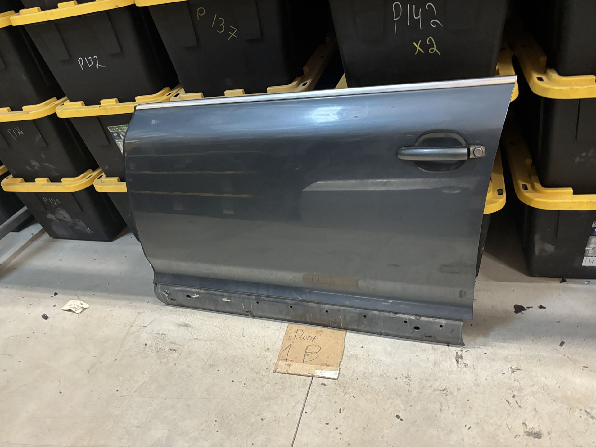 2004 Volkswagen Touareg Left Front Door
