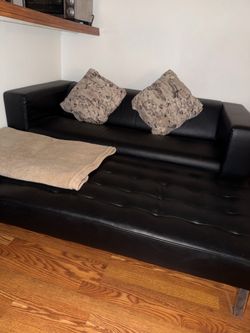 I sell a semi-new armchair, almost unused, and a computer that walks only with the charger