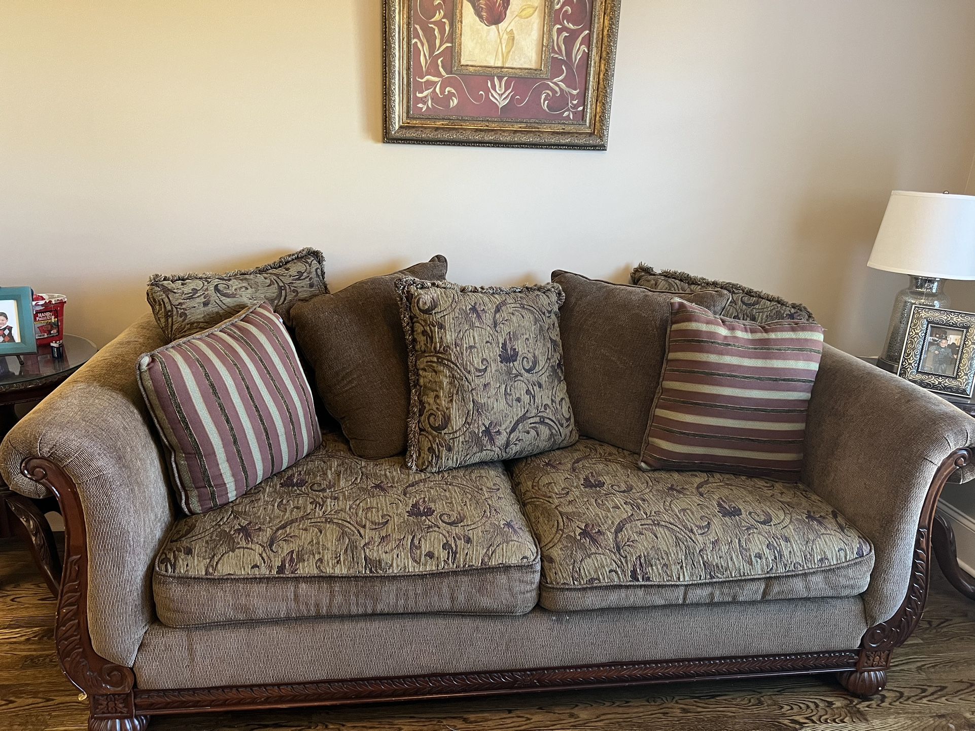 Couch set from rooms to go