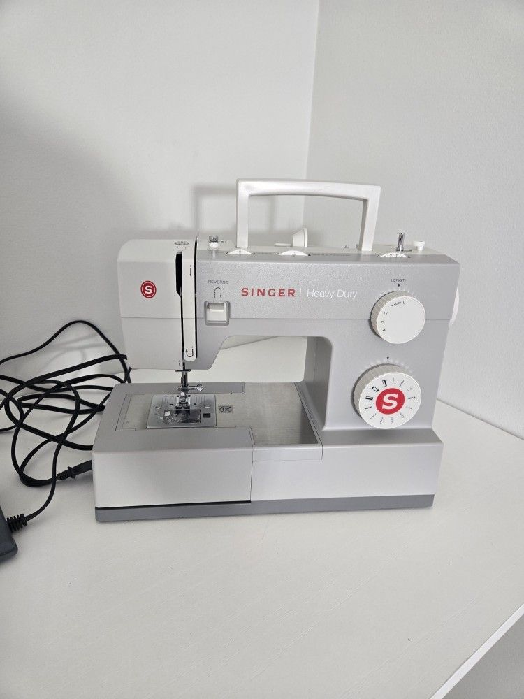 Singer 4411 Heavy Duty Sewing Machine for Sale in Palatine, IL OfferUp