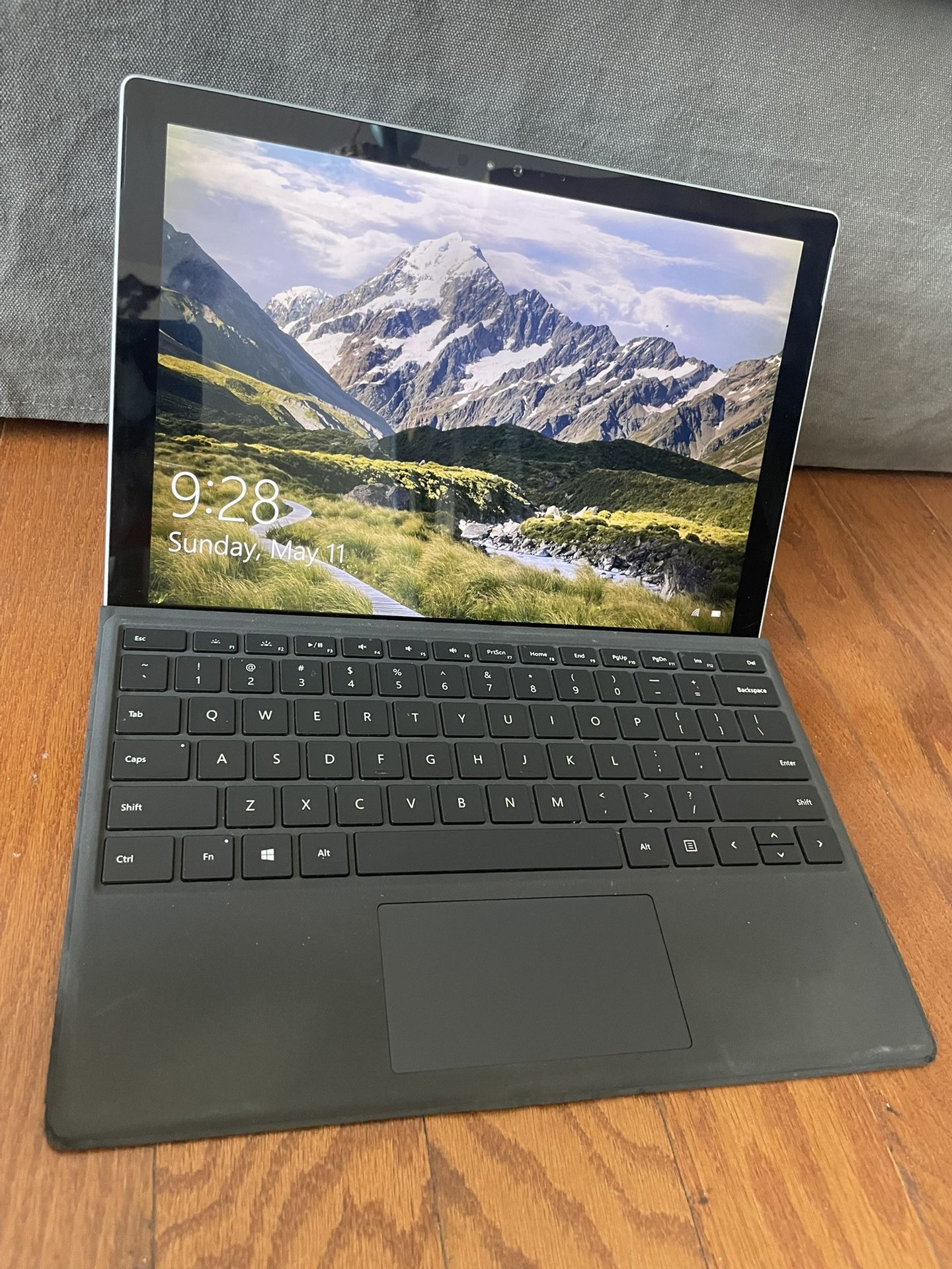 Microsoft Surface Pro 4 – 256GB SSD, i5-6300U, 16GB RAM + Keyboard & Charger