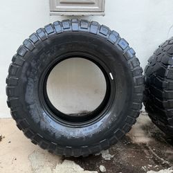 35 “ Tires  (35 Inch mud tires )/ BF Goodrich KM2  35 X 12.50 R17 ready to Hit the trails !