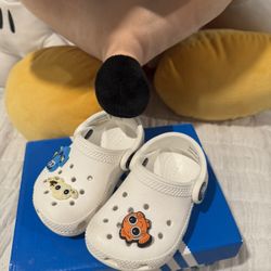 white crocs with charms 