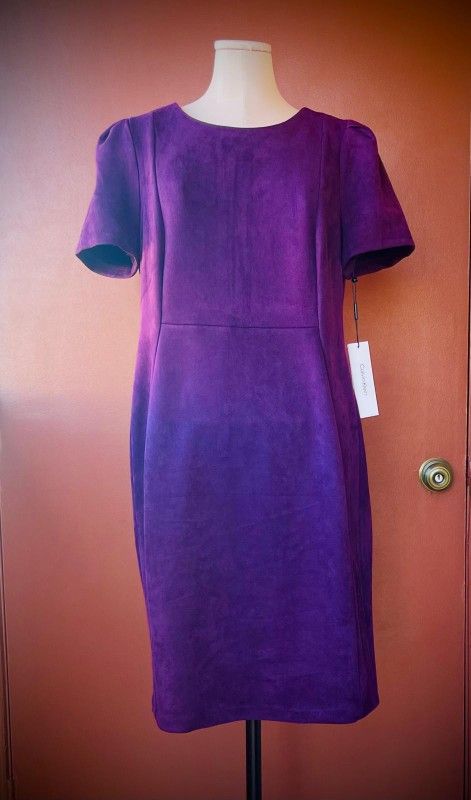 CALVIN KLEIN Flutter Sleeve Sheath Cocktail Purple Dress.
NEW With Tag.
Size 14.
Original Price:129$ + Tax.