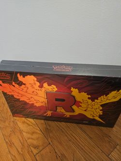 Team Rocket’s Moltres ex Ultra-Premium Collection