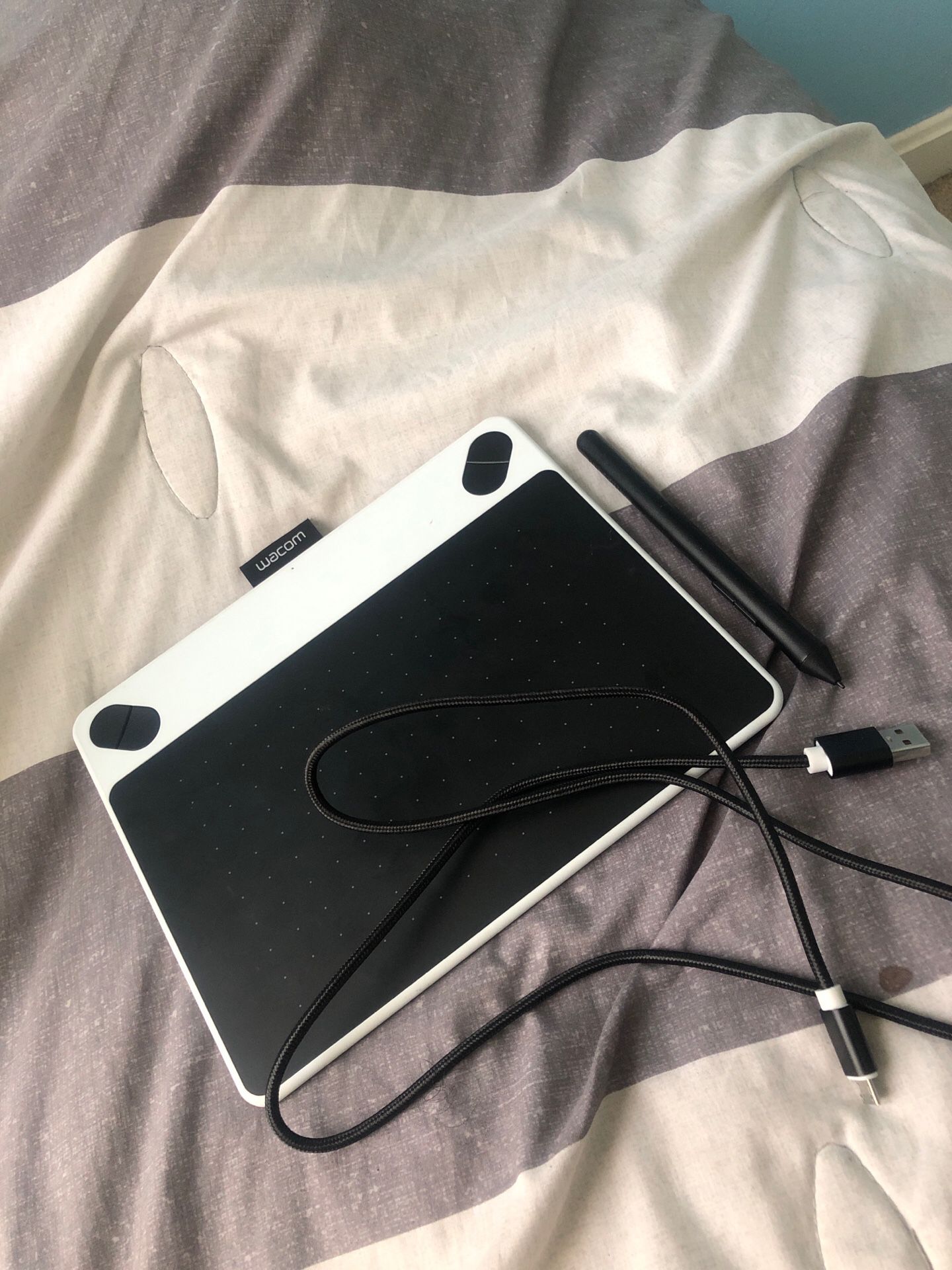 Wacom Intuos Drawing Tablet comes with wire and Pen!