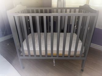 Folding portable mini crib