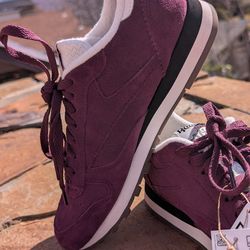 Unisex Men's size 7, Women's Size 8.5 Reebok Purple Shoes Like New