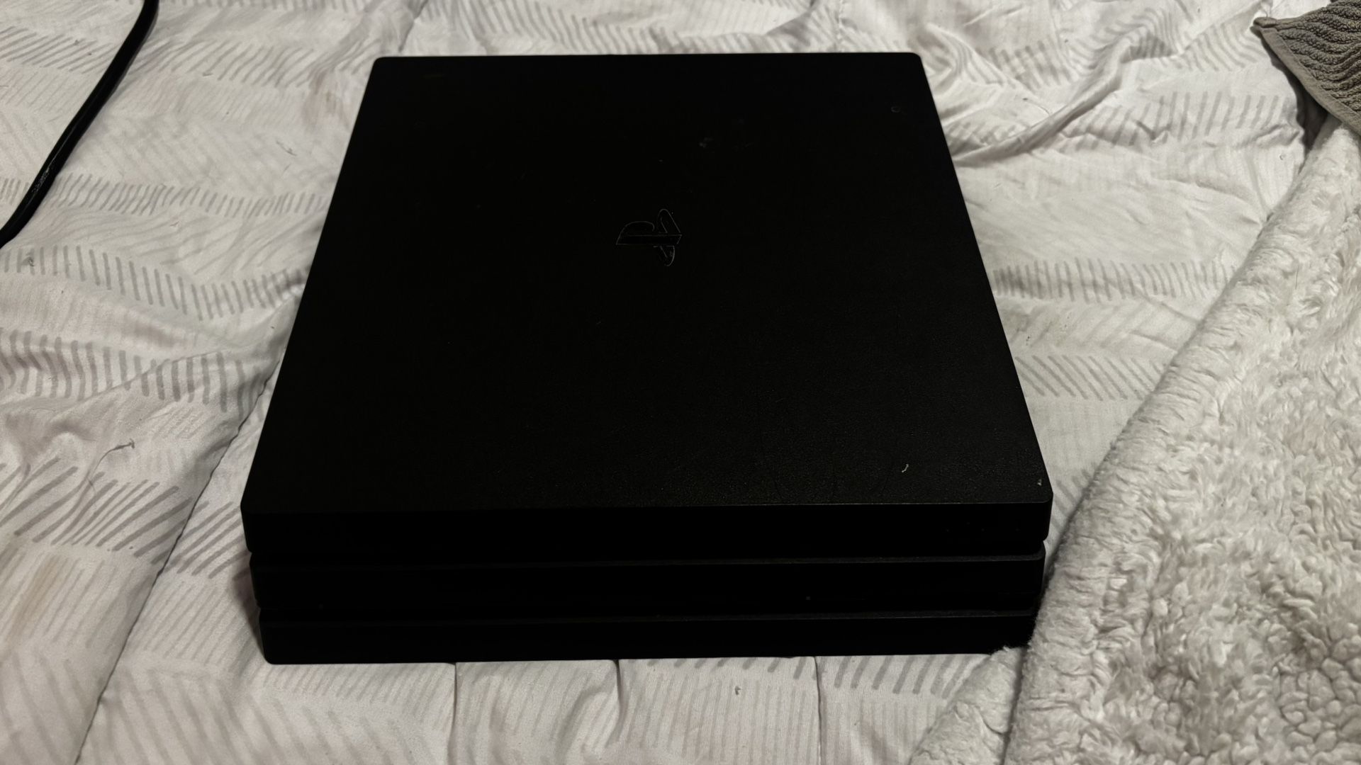 PS4 Pro 1tb ( Accessories Included )