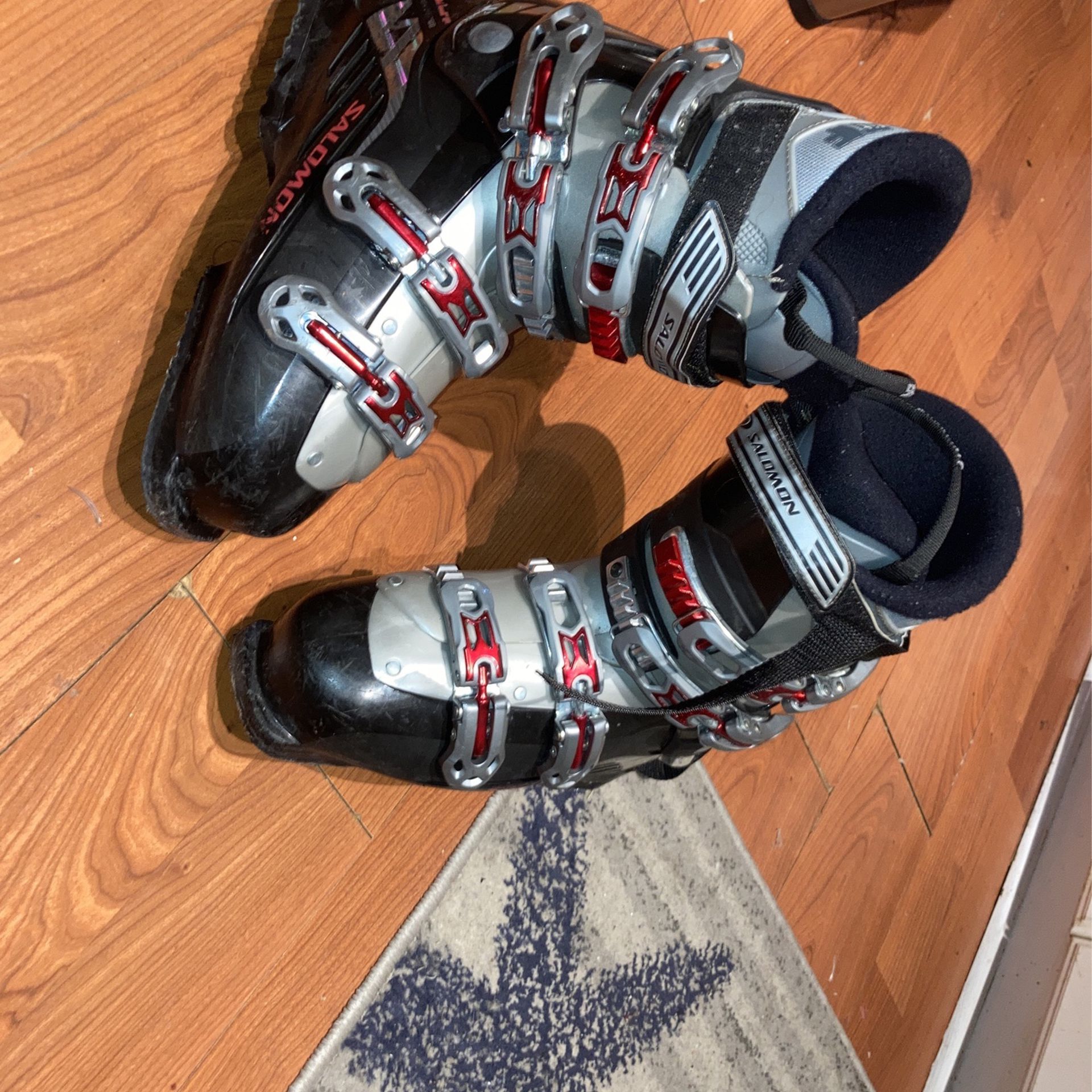 .Solomon ski boots size 26 good condition scratches on the outside obviously great food to start off
