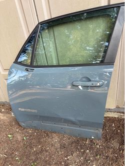 Left front driver's door Jeep Renegade 2017 for repair or parts