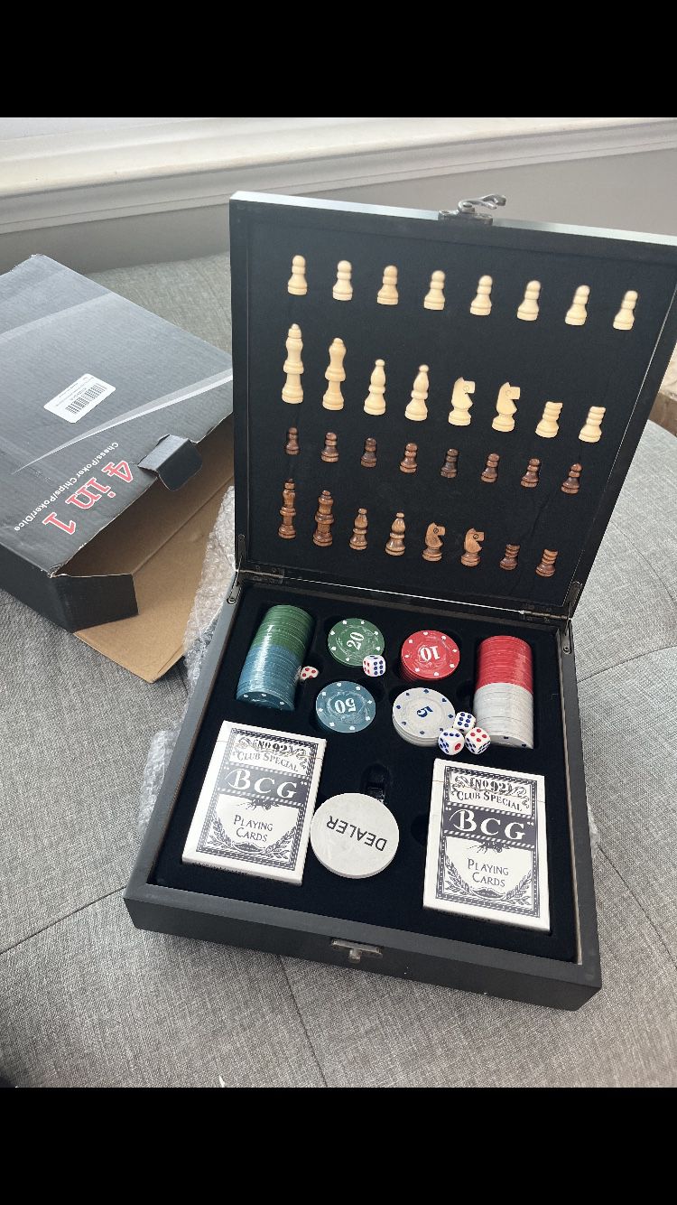 Portable Travel Game Set 4 in 1 Chess Game Set Wood Chess Pieces Trave Chess Set Poker Dice/Poker Chips Family Party Entertainment Table Board Games N