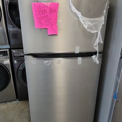 New Frigidaire 18cu Ft Apartment Size Stainless Steel Top Freezer Refrigerator 