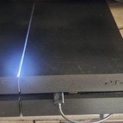 PS4 Bundle / 2 Controllers / 4 Games