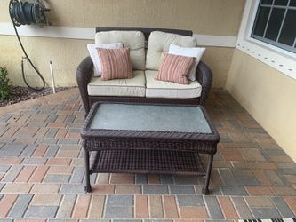 Beautiful 6-Piece All-Weather Wicker Patio Conversation Set – Excellent Condition