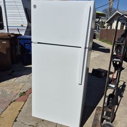 Apartment size fridge in good condition $190