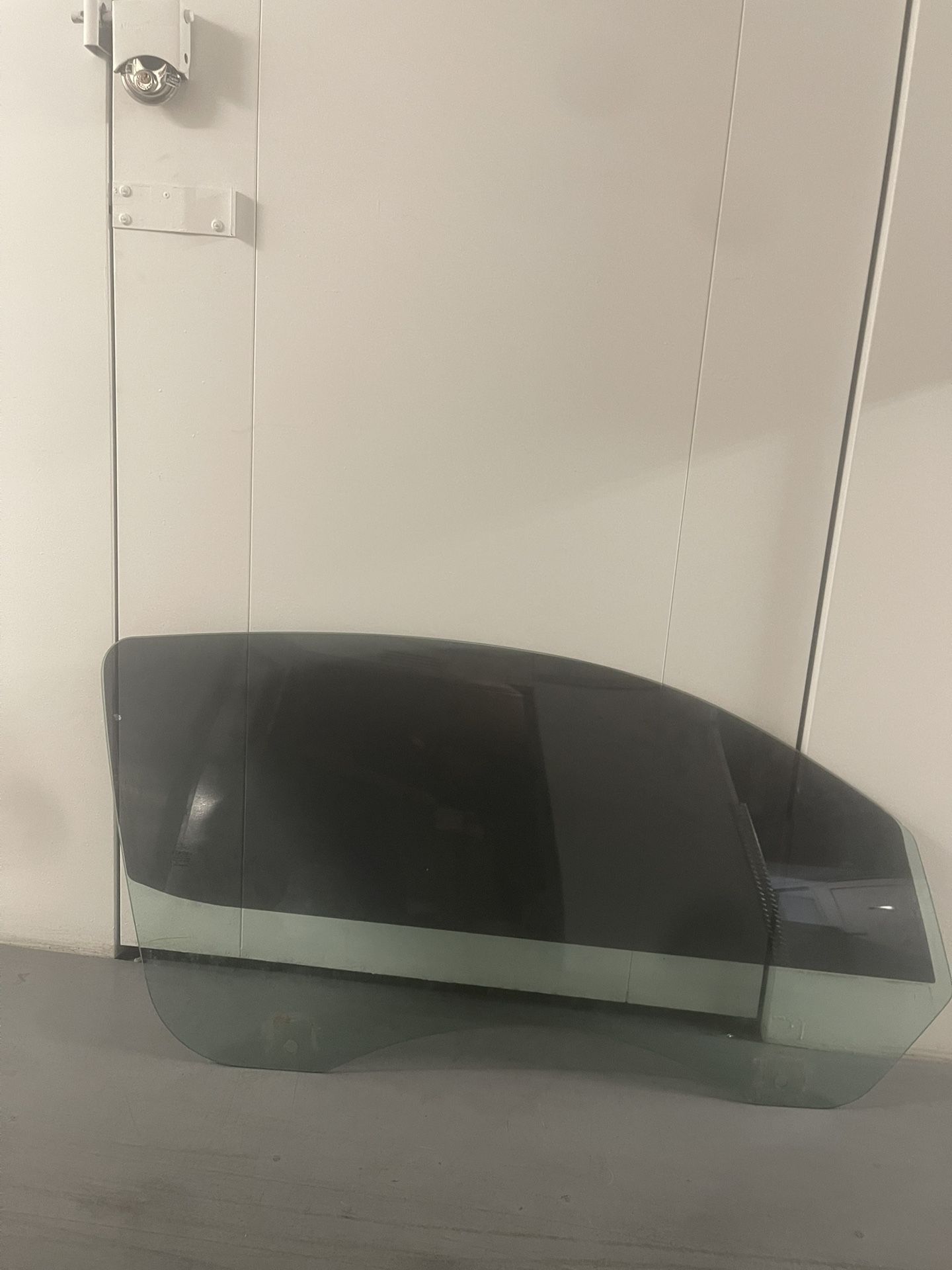 2010-14 Mustang passenger door Window