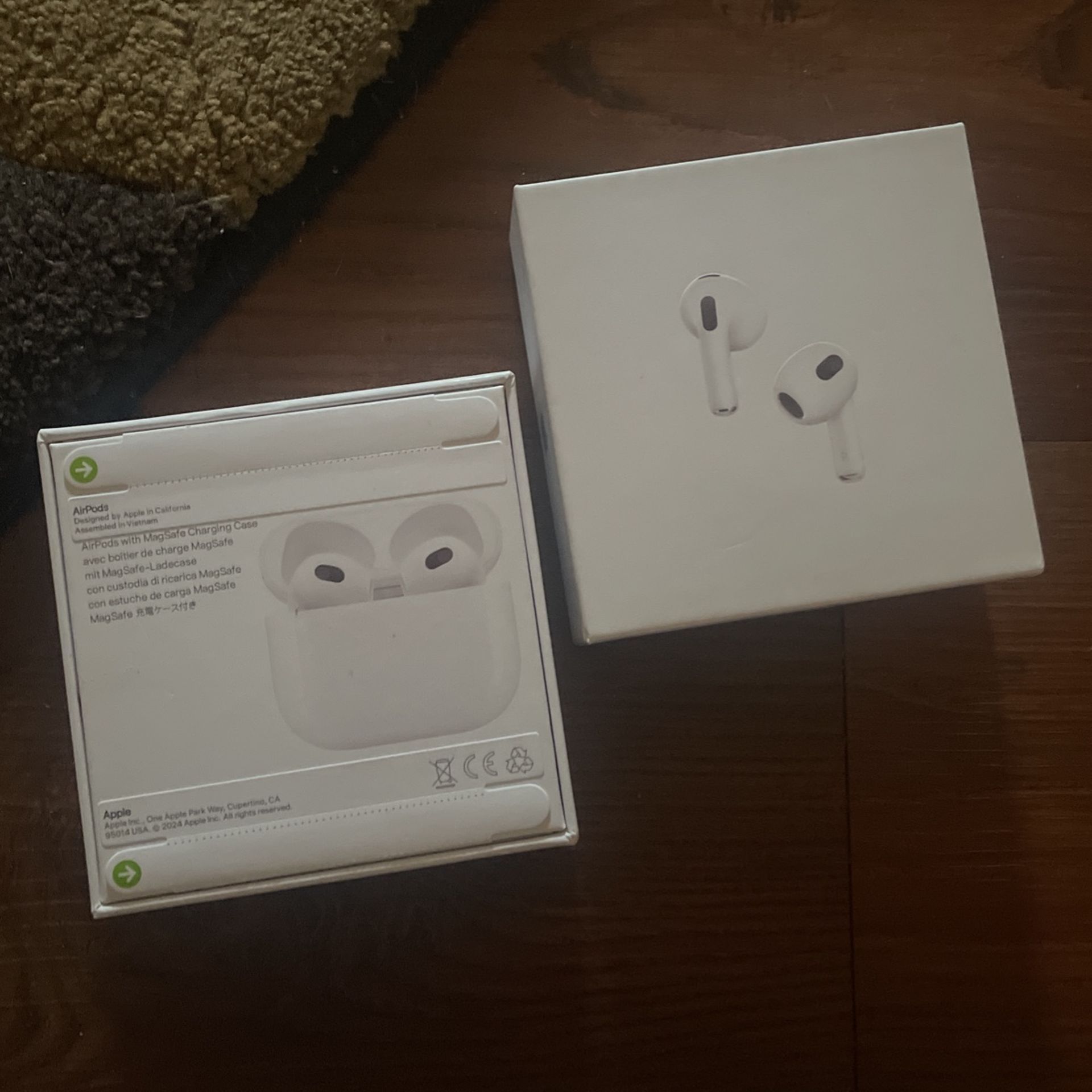 AirPods3 本体　おまけ Amazon.co.jp: 【整備済み品】 Apple AirPods (第3世代) 無線 (整備
