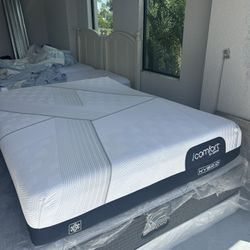 Queen Serta Mattress - iComfort Hybrid Queen 12.5 Inch CF2000 Firm Mattress  Spare bedroom Queen has very little use has special cooling tech I can de