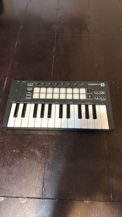 Novation Launchkey Mini Compact MIDI Controller