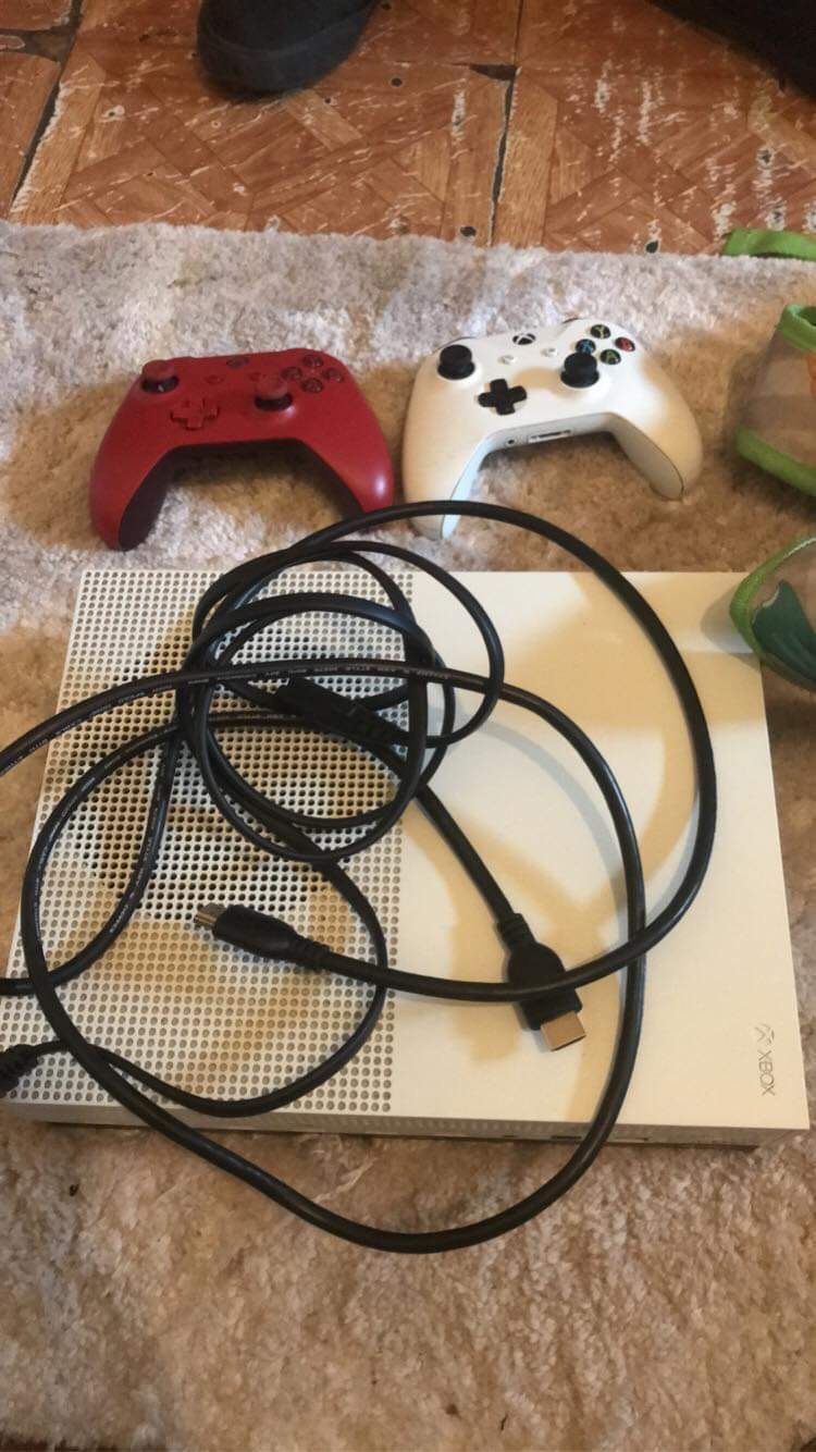 Xbox One S 2 controllers 24 installed games!!