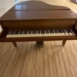 Baby Grand Piano 
