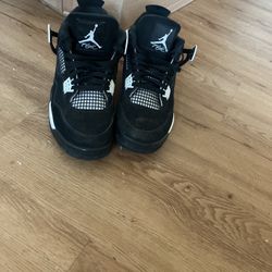 Jordan’s 4s Retro White Thunders