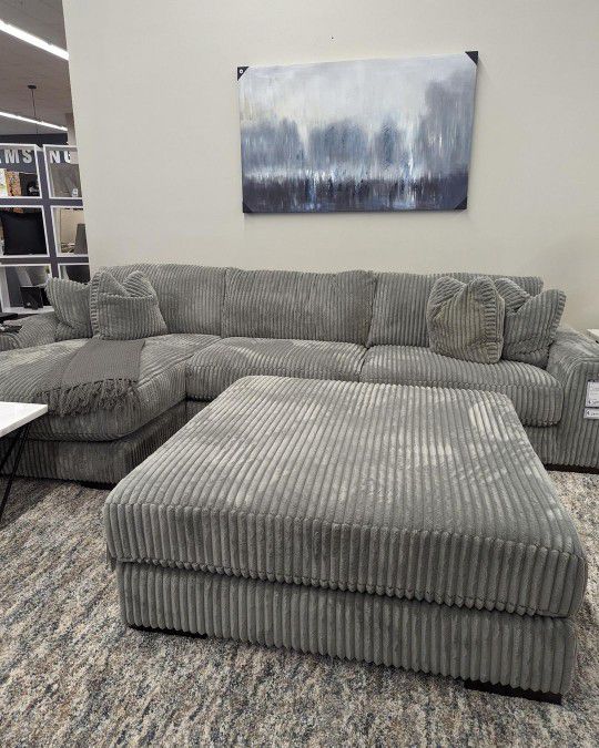 🎀 Lindyn Velvet Sectional With Chaise 🎀On Display You Can Cone And See