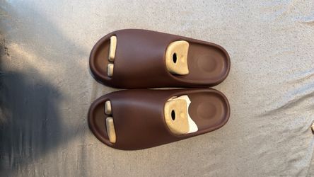 SIZE 11 YEZZY SLIDES (FUDGE COLOR)
