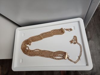 Women's metallic belt. Golden color.