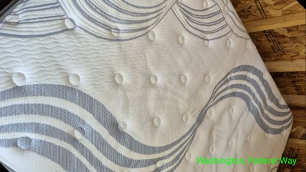 Like New Queen Size Serta IComfort Luxury Mattress