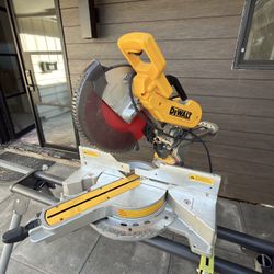 DeWalt 12” Compound Miter Saw With Stand