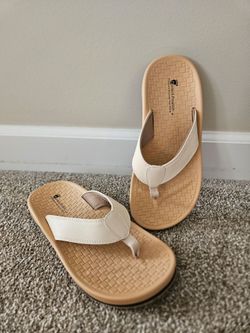 Womens Size 8 correct position sandals