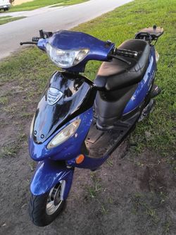 50cc Solana moped