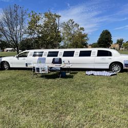 2004 Lincoln Limousine Holds Up To 10 People