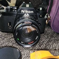 Nikon FiLM 35 mm Camera with Accessories 