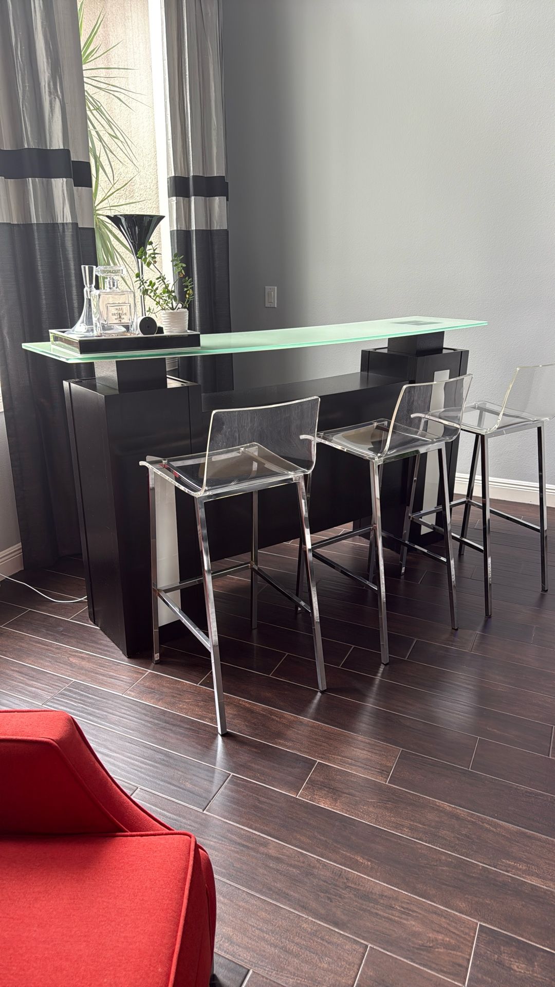 Modern Freestanding bar With Stools
