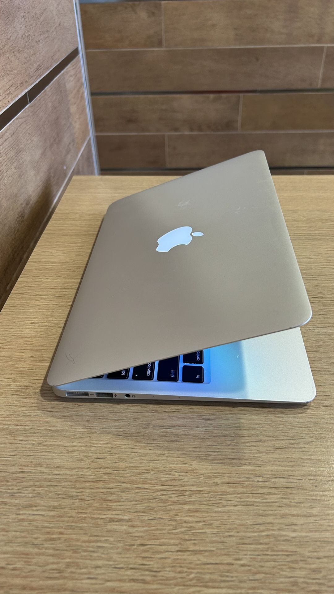 Apple MacBook Air 11” I5/8GB128GB SSD $180