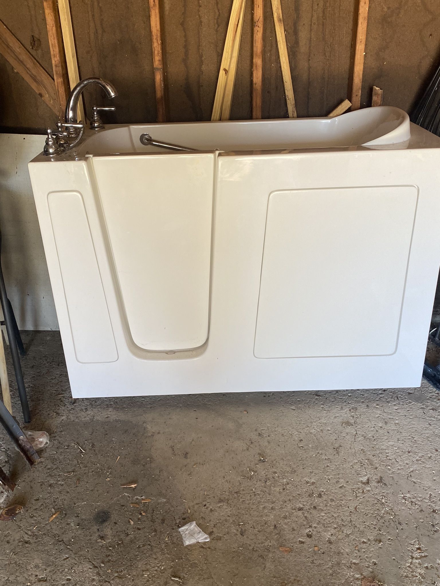 Walk-in Bathtub Brand New!